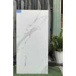 Gạch 60x120 màu trắng sọc ốp nhà villa sang trọng